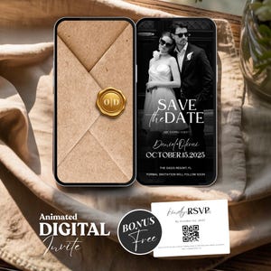 Puede incluir: Invitación de boda digital mostrada en dos teléfonos inteligentes. Uno muestra un sobre marrón con un sello dorado, el otro una foto en blanco y negro de una pareja con el texto "Save the Date" y detalles de la boda. Incluye una tarjeta RSVP de bonificación.