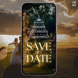 Op de afbeelding: Een save-the-date-aankondiging voor een bruiloft met een witte taartillustratie en de tekst "Save the Date" in gouden letters. De afbeelding is tegen een achtergrond van een stel dat in een veld staat met een zonsondergang op de achtergrond.