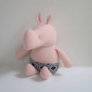 Handgemaakte roze neushoorn gevulde pop, handgemaakt knuffeldier, een van een soort roze neushoorn pop, upcycled materialen handgemaakte dierlijke pop