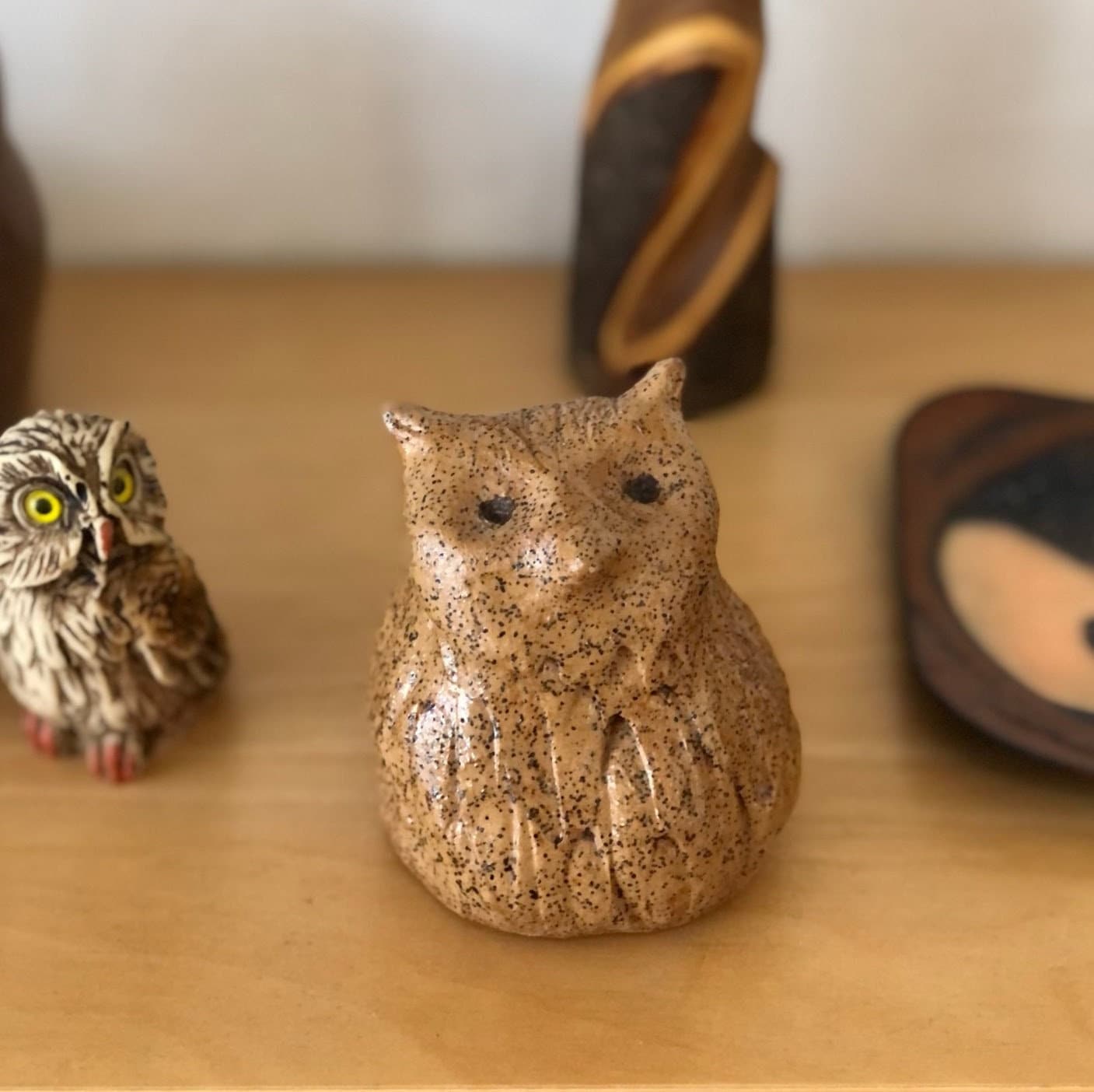 ヴィンテージ・ブルータリストの斑点模様の粘土製フクロウ彫刻