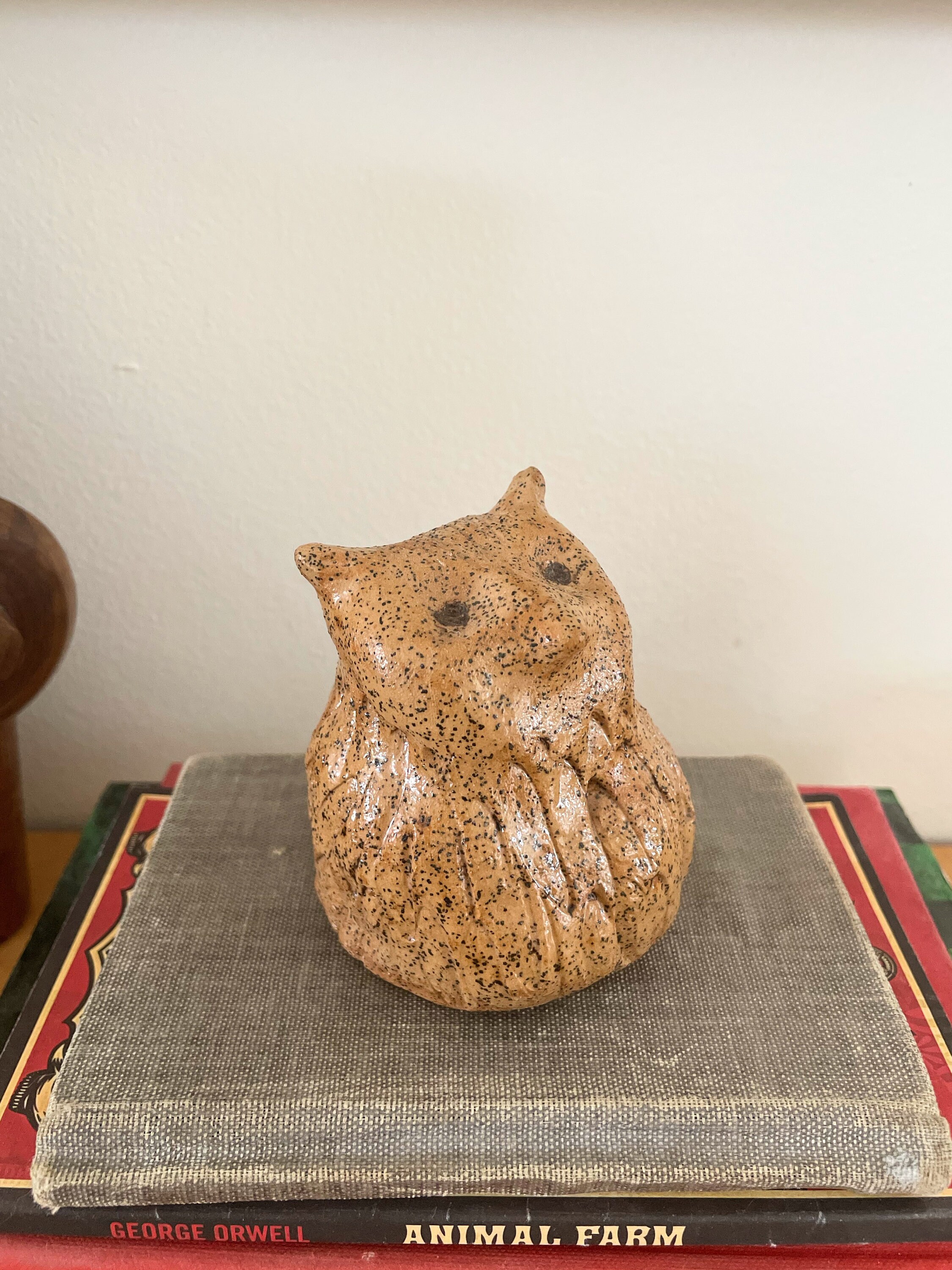 ヴィンテージ・ブルータリストの斑点模様の粘土製フクロウ彫刻