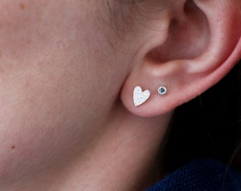 【HYERES LOR】24SS★ H-Subuni Silver C Finger Heart Earrings Silver Heart Studs, Solid Silver Earrings With Hammered
