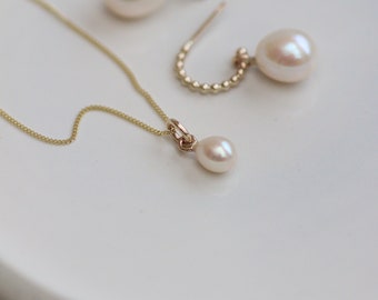 Solid Gold 9ct Pearl Necklace / Delicate Pearl Drop on a Diamond Cut Curb Gold Chain / Bridal Necklace