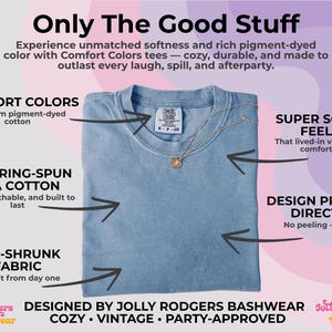 K&ouml;nnte beinhalten: Ein hellblaues Comfort Colors T-Shirt mit einer goldenen Anh&auml;nger-Halskette. Das Shirt besteht aus 100 % ringgesponnener USA-Baumwolle und vorgeschrumpftem Stoff. Der Text auf dem Bild lautet "Only The Good Stuff".