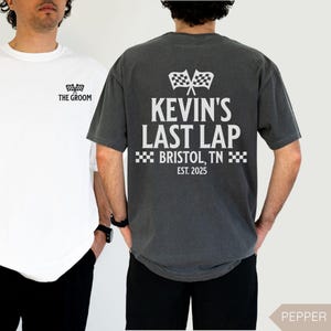 Peut inclure: Un t-shirt blanc avec le texte "THE GROOM" et un graphique de drapeau à damier. Le dos d'un t-shirt gris anthracite avec le texte "KEVIN'S LAST LAP BRISTOL, TN EST. 2025" et un graphique de drapeau à damier.