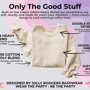 K&ouml;nnte beinhalten: Cremefarbenes Gildan Heavy Blend Sweatshirt. Merkmale sind doppelt gen&auml;hte Details, ein weiches Fleece-Innenfutter und ein direkt auf den Stoff gedrucktes Design. Hergestellt aus einer 50/50 Baumwoll- und Poly-Mischung. Der Text auf dem Bild lautet "Only The Good Stuff".
