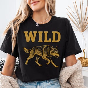T-shirt loup sauvage, t-shirt graphique Wildlife Lover, chemise nature sauvage, haut à imprimé loup vintage, vêtements d&#39;aventure en plein air, rétro surdimensionné