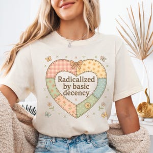 Shirt geradicaliseerd door basic fatsoen, shirt sociale rechtvaardigheid activist, cadeau voor socialist, liberaal accessoire, basic fatsoen, democratie cadeau