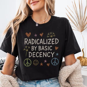 Shirt geradicaliseerd door basic fatsoen, shirt sociale rechtvaardigheid activist, cadeau voor socialist, liberaal accessoire, basic fatsoen, democratie cadeau