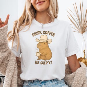Chemise Drink Coffee Be Capy, Chemise Capybara Coffee, Chemise Capybara, Chemises Rongeurs, Chemises Capybara De Cowboy, T-shirt Graphique Thème Western