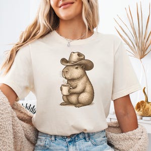 Chemise Drink Coffee Be Capy, Chemise Capybara Coffee, Chemise Capybara, Chemises Rongeurs, Chemises Capybara Cowboy, T-shirt graphique Western vintage