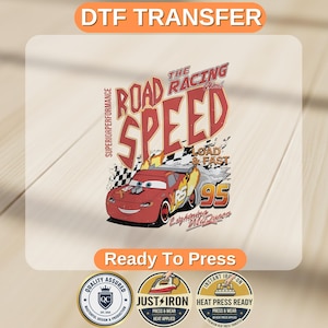 Può includere: Trasferimento DTF con Saetta McQueen di Cars. Il design include il testo "ROAD SPEED" e "The Racing Club", con il numero 95. Il trasferimento è pronto per la stampa e include la garanzia di qualità.