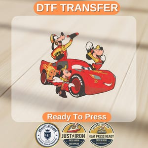 Può includere: Un trasferimento DTF con un'auto rossa Lightning McQueen con i personaggi di Topolino e Pippo. Il trasferimento include il testo "LIGHTYEAR" e "95". Il design è etichettato "Ready To Press" e include sigilli di garanzia di qualità.