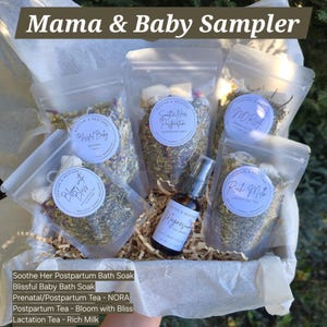 以下が含まれることがあります： 「Mama & Baby Sampler」と書かれたギフトバスケット。ハーブや紅茶が入った透明な小袋、マグネシウムオイルのスプレーボトル、製品リストが入っています。小袋には「Soothe & Restore」と書かれています。