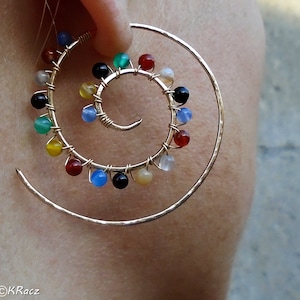 Pendientes de aro en espiral con piedras preciosas de chakras rellenas de oro