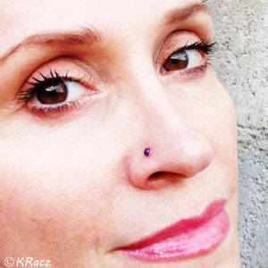 Clou de nez en améthyste, bijoux tragus, bijoux de corps, clou de nez violet, clou de nez en pierre, anneau de nez en argent, piercing de nez, clou de nez en or