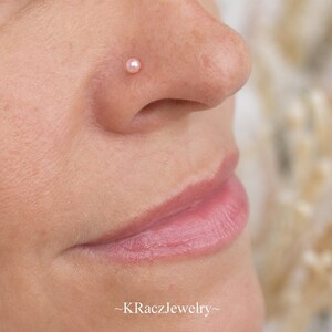 Clou de nez en perle rose et argent : Bijou de nez minimaliste pour mariée