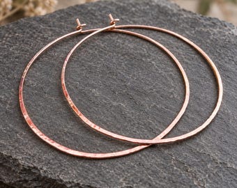 Pendientes de aro de oro rosa: joyería minimalista martillada.