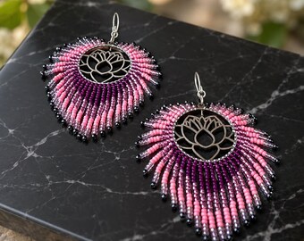 Ohrringe mit Lotusblüten-Perlen – Statement-Ohrringe mit rosa-lila Fransen – Spirituelles Geschenk für Sie