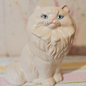 Vintage MCM weiße Keramikkatze, Katzenstatue, sitzende Statue der persischen Katze, Keramik MCM Katze mit blauen Augen, Mitte des Jahrhunderts modernes Dekor