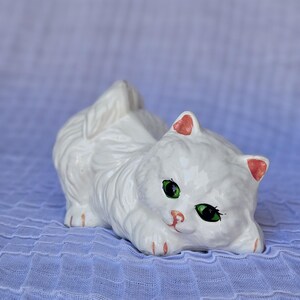 Biała ceramiczna figurka kota, kot MCM, figurka kota, biały kot, ceramiczny kot, biały ceramiczny kot, prezent dla kota, biała długowłosa figurka kota
