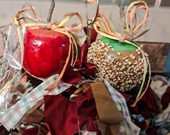 Finta mela caramellata con noci: decorazione autunnale su vassoio a più livelli