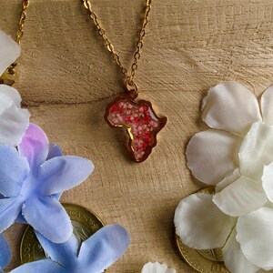 Collier contour Afrique Floral | Carte Continent Africain | GOLDEN SUNSET | Pink Cherry (Acier inoxydable) - African Charm Flower