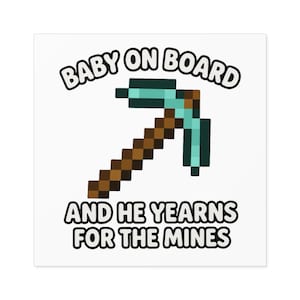Könnte beinhalten: Weißer quadratischer Aufkleber mit dem Text "BABY ON BOARD" über einer pixeligen Spitzhacke und dem Text "AND HE YEARNS FOR THE MINES" darunter. Die Spitzhacke hat einen braunen Stiel und einen türkisfarbenen Kopf.