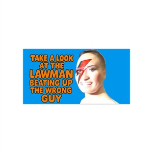 Op de afbeelding: Een blauwe rechthoekige afbeelding met de tekst "TAKE A LOOK AT THE LAWMAN BEATING UP THE WRONG GUY" in oranje en wit. De afbeelding toont een persoon met een bliksemschicht op hun gezicht.