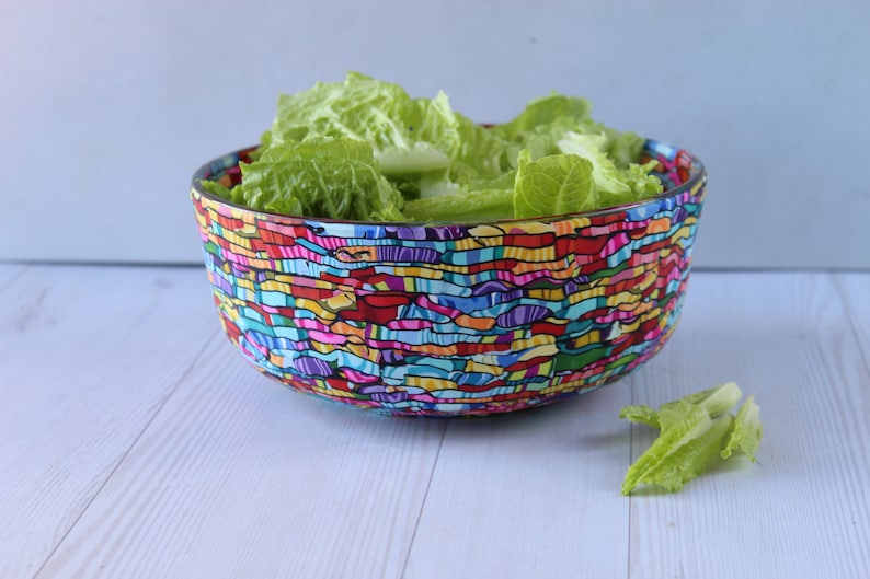 Kleurrijke salade serveerschaal van glas bedekt met polymeerklei afbeelding 2