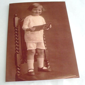 Kleinkind auf Stuhl junge Grüße Blankokarten mit Vintage Bild Auswahl Rahmenfarbe