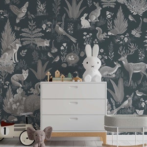 carta da parati boschiva FOREST FRIENDS monocromatica con sfondo blu navy, animali nella foresta, bosco animato, stacca e attacca o tessuto non tessuto