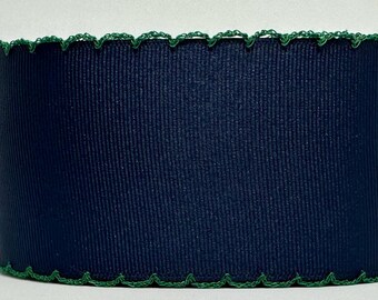 Op de afbeelding: Een donkerblauwe lampenkap met een gegolfde rand afgewerkt met groen.