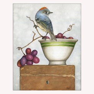 Könnte beinhalten: Ein Aquarellbild eines Blauvogels, der auf dem Rand einer weißen Schüssel mit violetten Trauben sitzt. Die Schüssel steht auf einer Holzkiste mit einer Schublade.