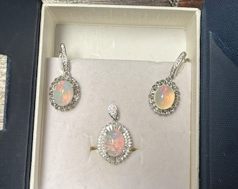 Jewelry set opal earrings and necklace pendant.