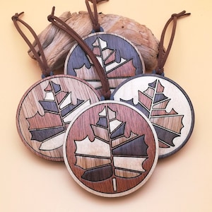 Holz Inlay Ahornblatt Ornament 4er Set - Personalisierte Holz Weihnachtsbaum Ornamente - Naturliebhaber Geschenk - Urlaub Gastgeschenk