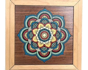 Mandala fleur gravé : oeuvre d'art murale encadrée en bois de noyer (8 pouces)