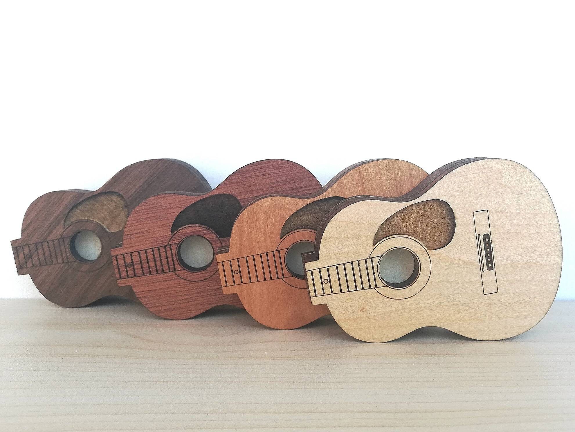 Boîte à médiators en forme de guitare en bois gravé avec 3 compartiments et  3 médiators