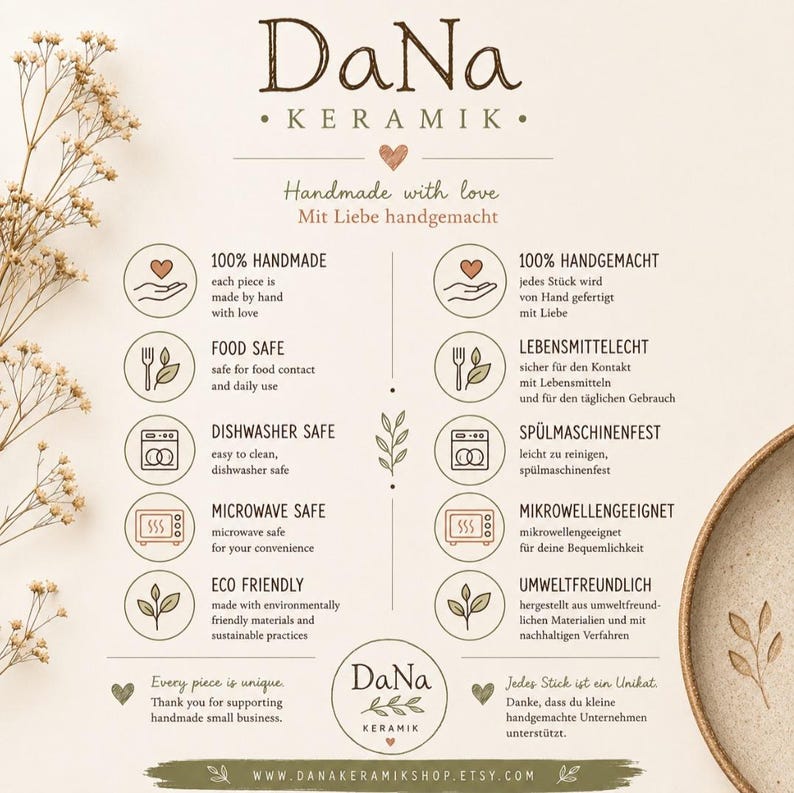 以下が含まれることがあります： DaNa Keramikのインフォグラフィック。100%ハンドメイド、食品接触の安全性、食洗機対応、電子レンジ対応、環境に優しいという製品の特徴がテキストとアイコンで示されています。デザインには植物のイラストとウェブサイトのリンクが含まれています。