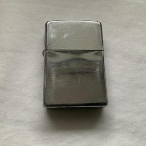 Encendedor de bolsillo Zippo de gasolina con tapa abatible y acabado cromado, vintage 2010 imagen 1