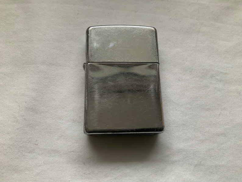 Encendedor de bolsillo Zippo de gasolina con tapa abatible y acabado cromado, vintage 2010 imagen 1