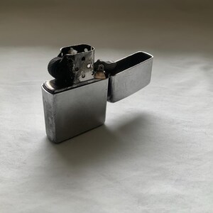Encendedor de bolsillo Zippo de gasolina con tapa abatible y acabado cromado, vintage 2010 imagen 6