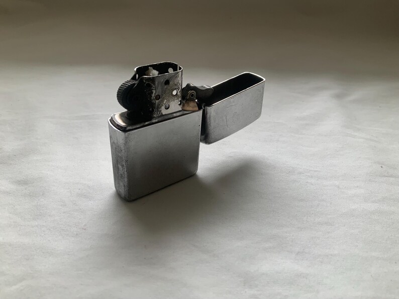 Encendedor de bolsillo Zippo de gasolina con tapa abatible y acabado cromado, vintage 2010 imagen 6