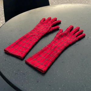Guanti lunghi di Spider-Man "Brand New Day" con motivo a ragnatela in rilievo, accessorio per cosplay.