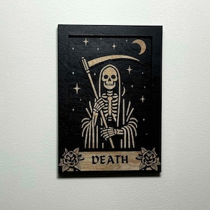 Kleine Tod Tarot Karte 3D Holz Galerie Wand Kunst zum Aufhängen Schwarzer Rahmen Tattoo Style Sensenmann Himmlisch Mond Sterne Dekor Emo Gothic Witchy