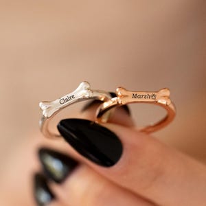 Sierlijke stapelbare naamring, koosnaamring, aangepaste hondenbotring, gegraveerde ring voor hondenmoeder, naamsieraden, 14K gouden naamring, cadeau voor vrouwen
