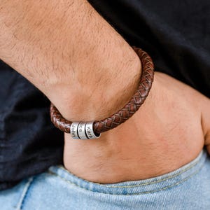 Aangepaste leren armband met familienamen, herennaamarmband voor vader, vaderdagcadeau voor hem, gepersonaliseerd cadeau, armband met kleine kralen