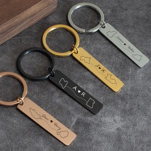 Nyckelring med karta över delstater/länder, present till långdistansrelationer, unik present till vän, gravyrnyckelring i rostfritt stål, meningsfull present