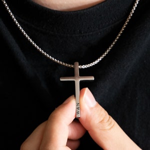 Colar de cruz personalizado para homens, colar com data gravada, presente cristão de batismo, joias católicas personalizadas de prata, presente para ele, pai, meninos