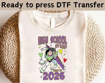 Toy Story Graduate Buzz Lightjahre zur Highschool und darüber hinaus DTF-Transfer, Disney Toy Story DTF, Disney Senior Shirt, Disney Abschluss Shirt